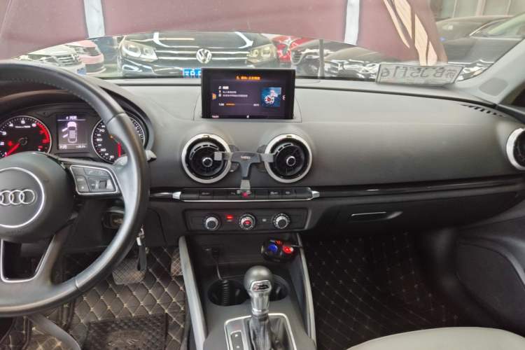 Used Audi A3 2019 Limousine 35 TFSI Fashion Edition China V standard Audio And AC Panel