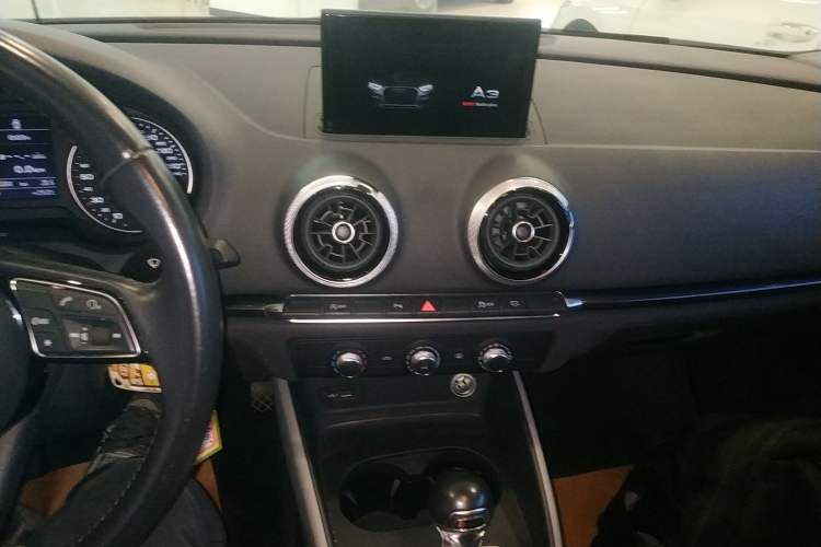 Used Audi A3 2019 Limousine 35 TFSI Fashion Edition China V standard Audio And AC Panel