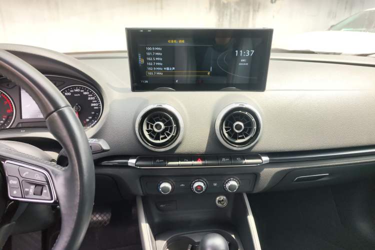 Used Audi A3 2019 Sportback 35 TFSI Fashion Edition China VI Emission Standard Audio And AC Panel