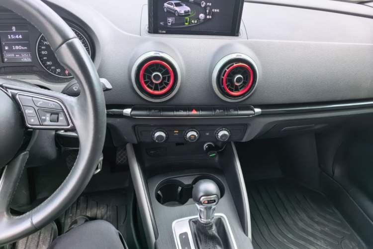 Used Audi A3 2019 Limousine 35 TFSI Fashion Edition China V standard Audio And AC Panel