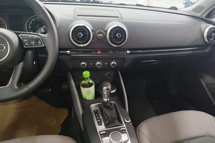 Used Audi A3 2019 Limousine 35 TFSI Fashion Edition China VI Emission Standard Audio And AC Panel