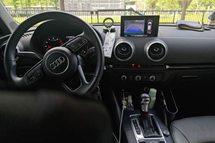 Used Audi A3 2019 Sportback 35 TFSI Fashion Edition China VI Emission Standard Center Console