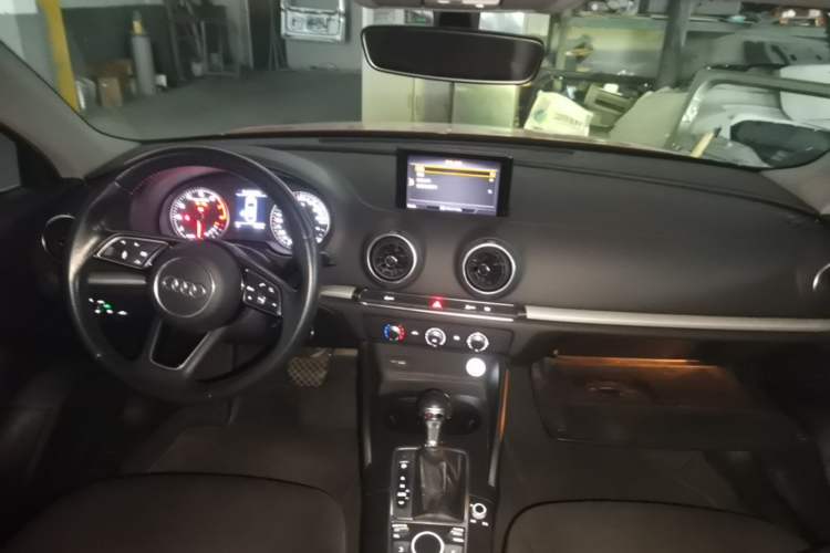 Used Audi A3 2019 Limousine 35 TFSI Ambition China V Center Console