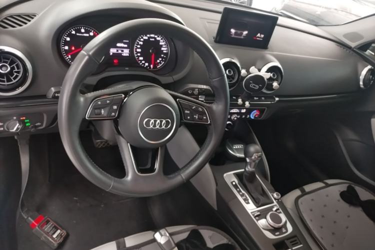 Used Audi A3 2019 Sportback 35 TFSI Fashion Edition China VI Emission Standard Center Console