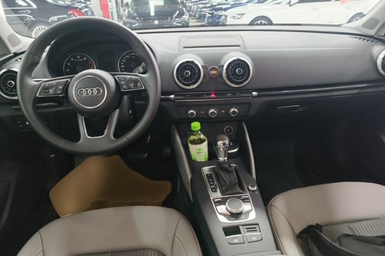 Used Audi A3 2019 Limousine 35 TFSI Fashion Edition China VI Emission Standard Center Console