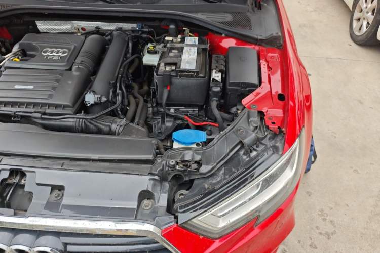 Used Audi A3 2019 Limousine 35 TFSI Fashion Edition China VI Emission Standard Engine Bay Left