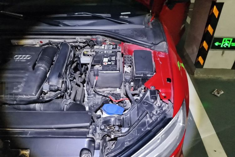 Used Audi A3 2019 Limousine 35 TFSI Fashion Edition China VI Emission Standard Engine Bay Left