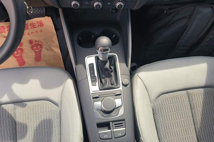 Used Audi A3 2019 Limousine 35 TFSI Fashion Edition China VI Emission Standard Gear Lever