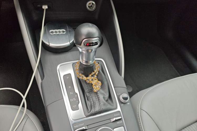 Used Audi A3 2019 Limousine 35 TFSI Fashion Edition China VI Emission Standard Gear Lever