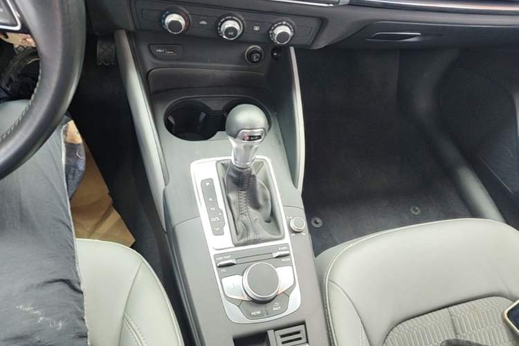 Used Audi A3 2019 Sportback 35 TFSI Fashion Edition China VI Emission Standard Gear Lever