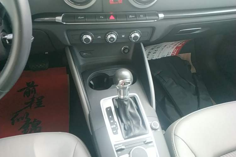 Used Audi A3 2019 Sportback 35 TFSI Fashion Edition China VI Emission Standard Gear Lever
