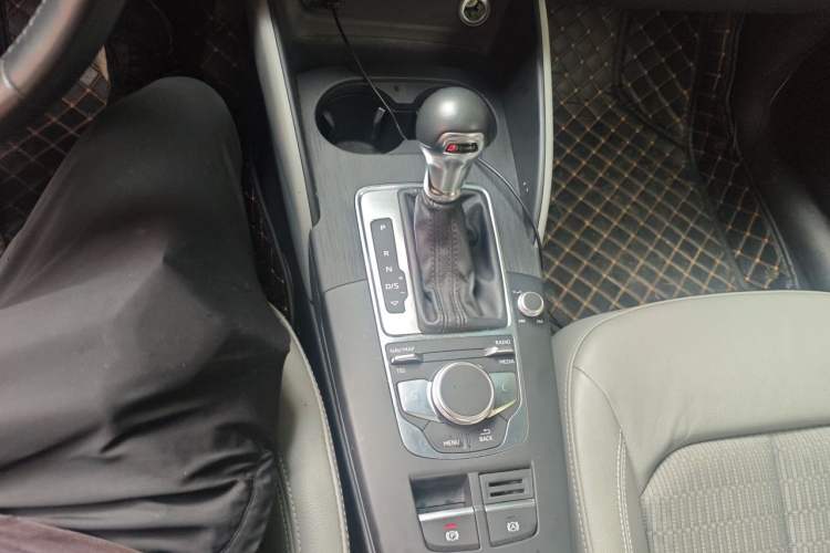 Used Audi A3 2019 Limousine 35 TFSI Fashion Edition China V standard Gear Lever