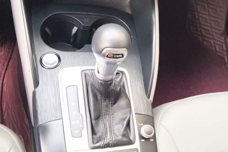 Used Audi A3 2019 Limousine 35 TFSI Fashion Edition China VI Emission Standard Gear Lever