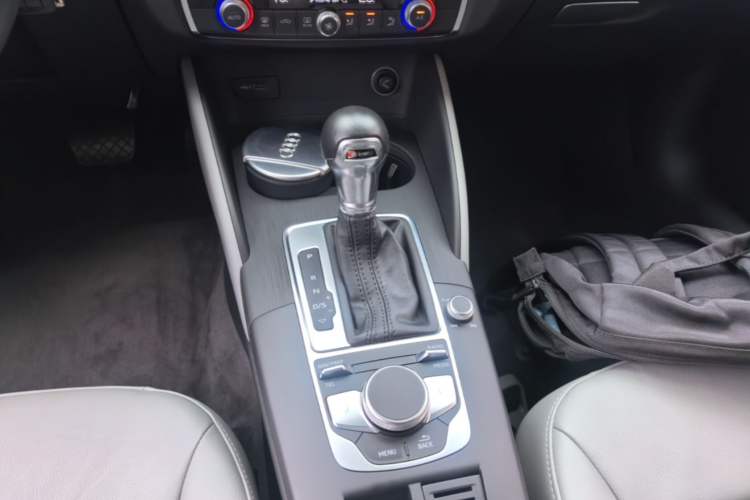 Used Audi A3 2019 Limousine 35 TFSI Fashion Edition China V standard Gear Lever