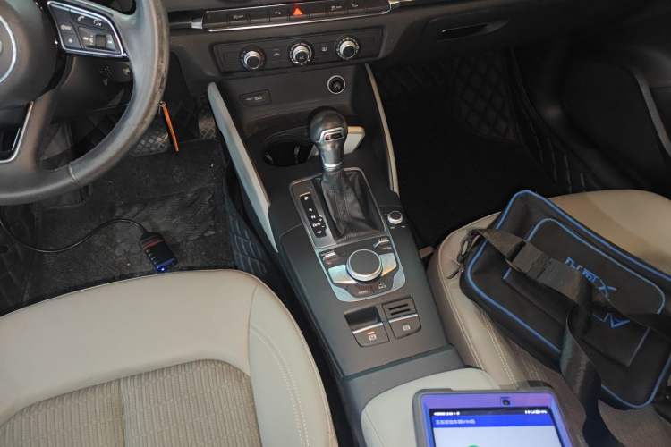 Used Audi A3 2019 Sportback 35 TFSI Fashion Edition China VI Emission Standard Gear Lever