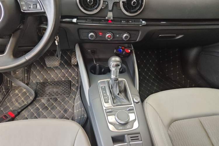Used Audi A3 2019 Limousine 35 TFSI Fashion Edition China V standard Gear Lever