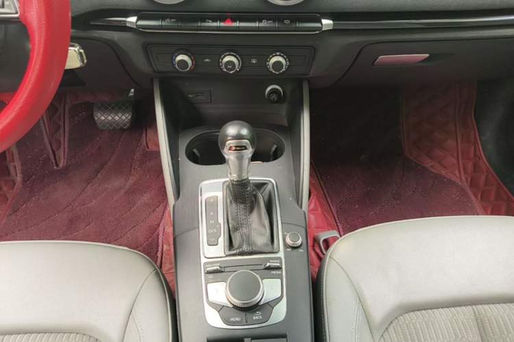Used Audi A3 2019 Limousine 35 TFSI Fashion Edition China V standard Gear Lever