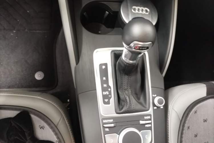 Used Audi A3 2019 Sportback 35 TFSI Fashion Edition China VI Emission Standard Gear Lever