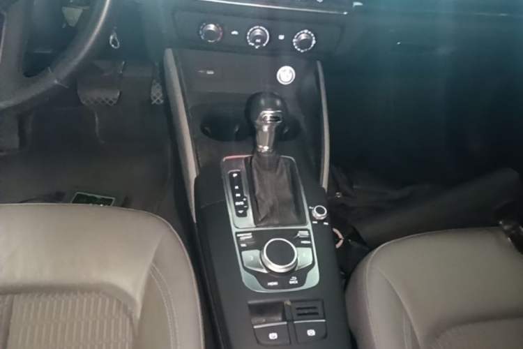 Used Audi A3 2019 Sportback 35 TFSI Fashion Edition China VI Emission Standard Gear Lever