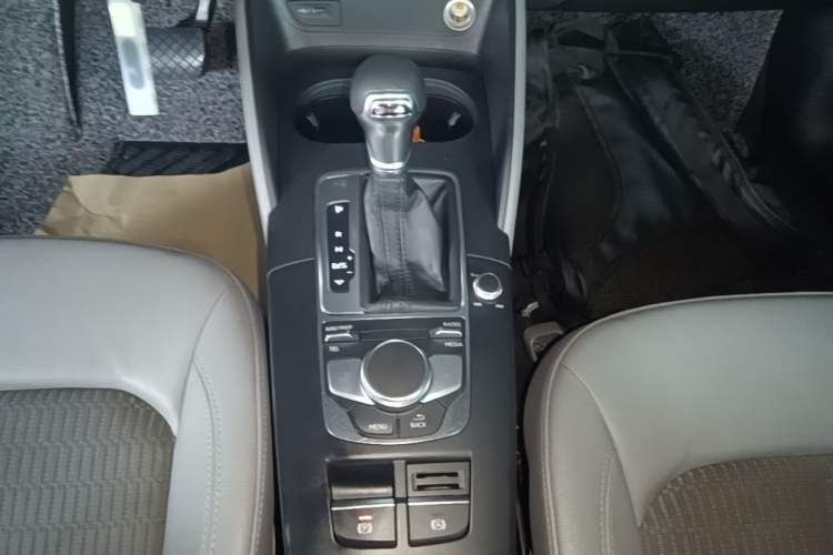 Used Audi A3 2019 Limousine 35 TFSI Fashion Edition China V standard Gear Lever