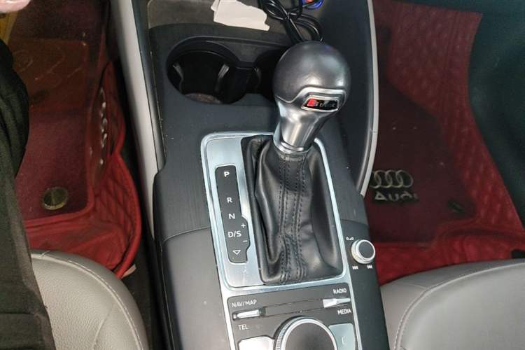 Used Audi A3 2019 Limousine 35 TFSI Fashion Edition China VI Emission Standard Gear Lever