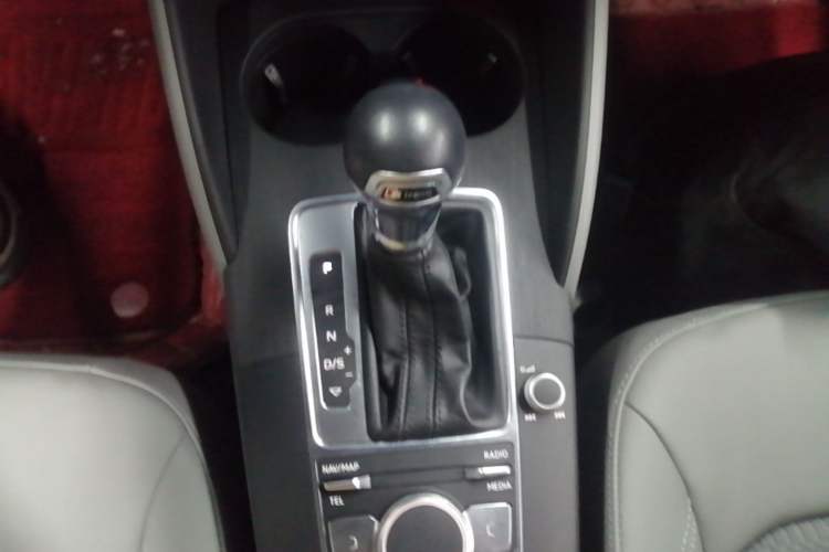 Used Audi A3 2019 Limousine 35 TFSI Fashion Edition China VI Emission Standard Gear Lever