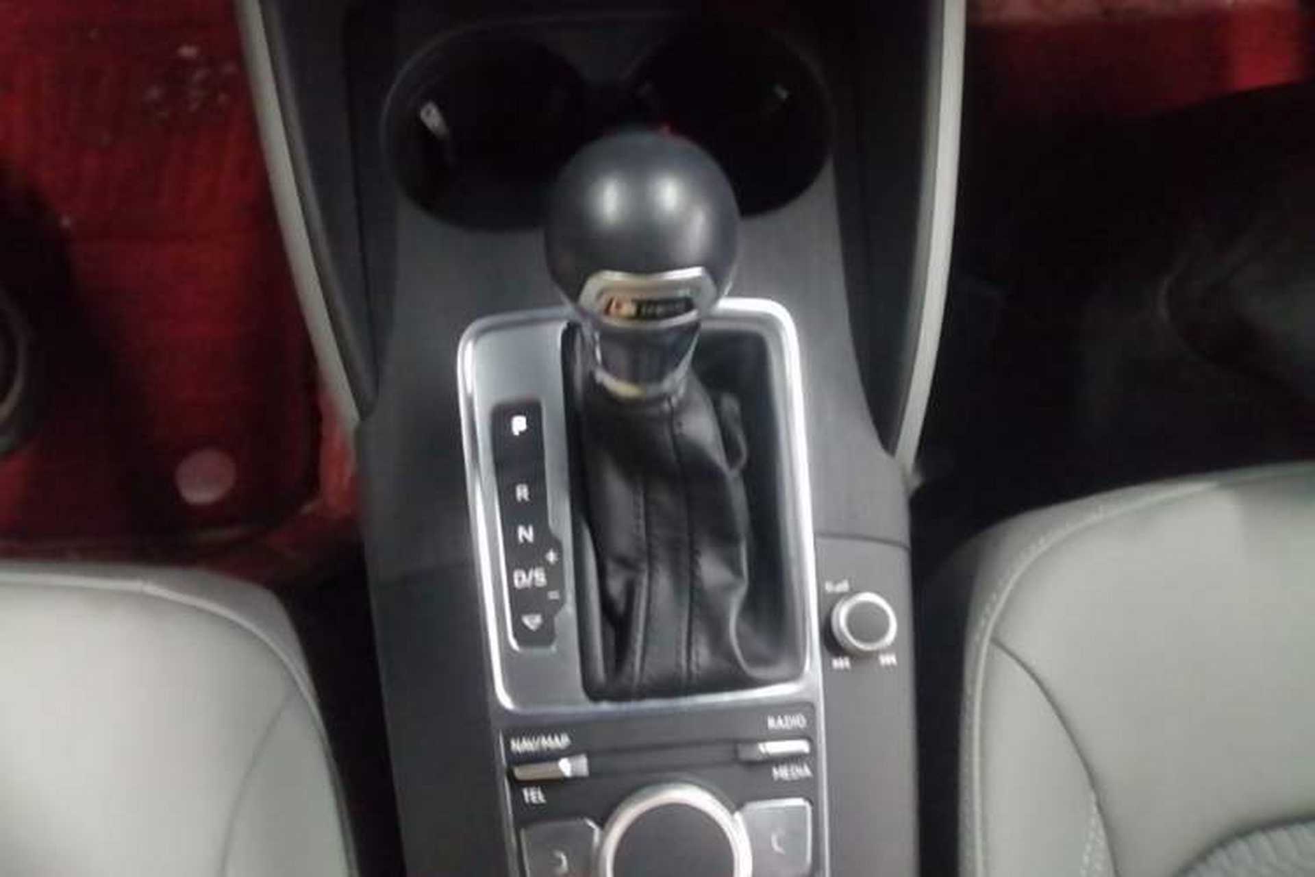 Used Audi A3 2019 Limousine 35 TFSI Fashion Edition China VI Emission Standard Gear Lever