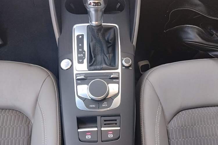 Used Audi A3 2019 Limousine 35 TFSI Fashion Edition China VI Emission Standard Gear Lever
