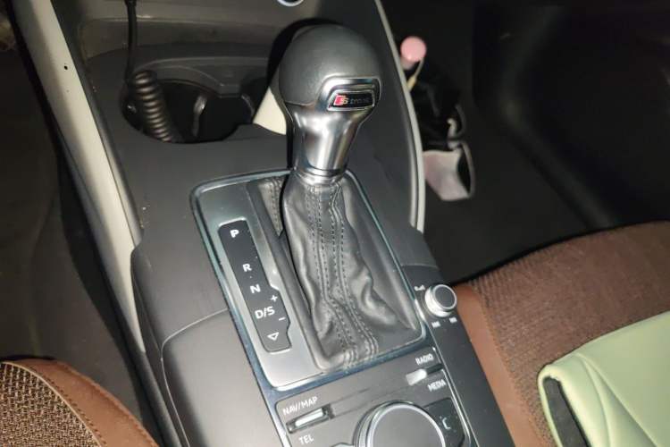 Used Audi A3 2019 Limousine 35 TFSI Fashion Edition China VI Emission Standard Gear Lever