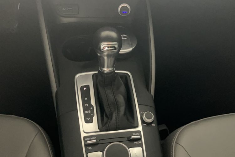 Used Audi A3 2019 Limousine 35 TFSI Fashion Edition China VI Emission Standard Gear Lever