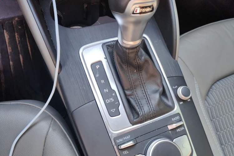 Used Audi A3 2019 Limousine 35 TFSI Fashion Edition China VI Emission Standard Gear Lever