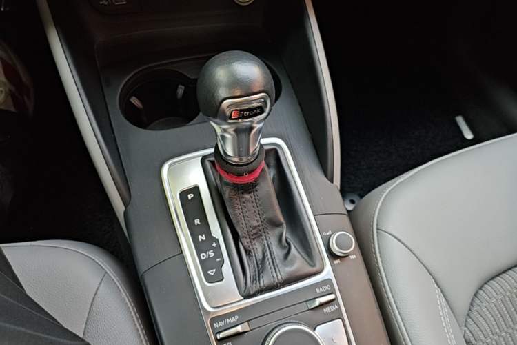 Used Audi A3 2019 Sportback 35 TFSI Fashion Edition China VI Emission Standard Gear Lever