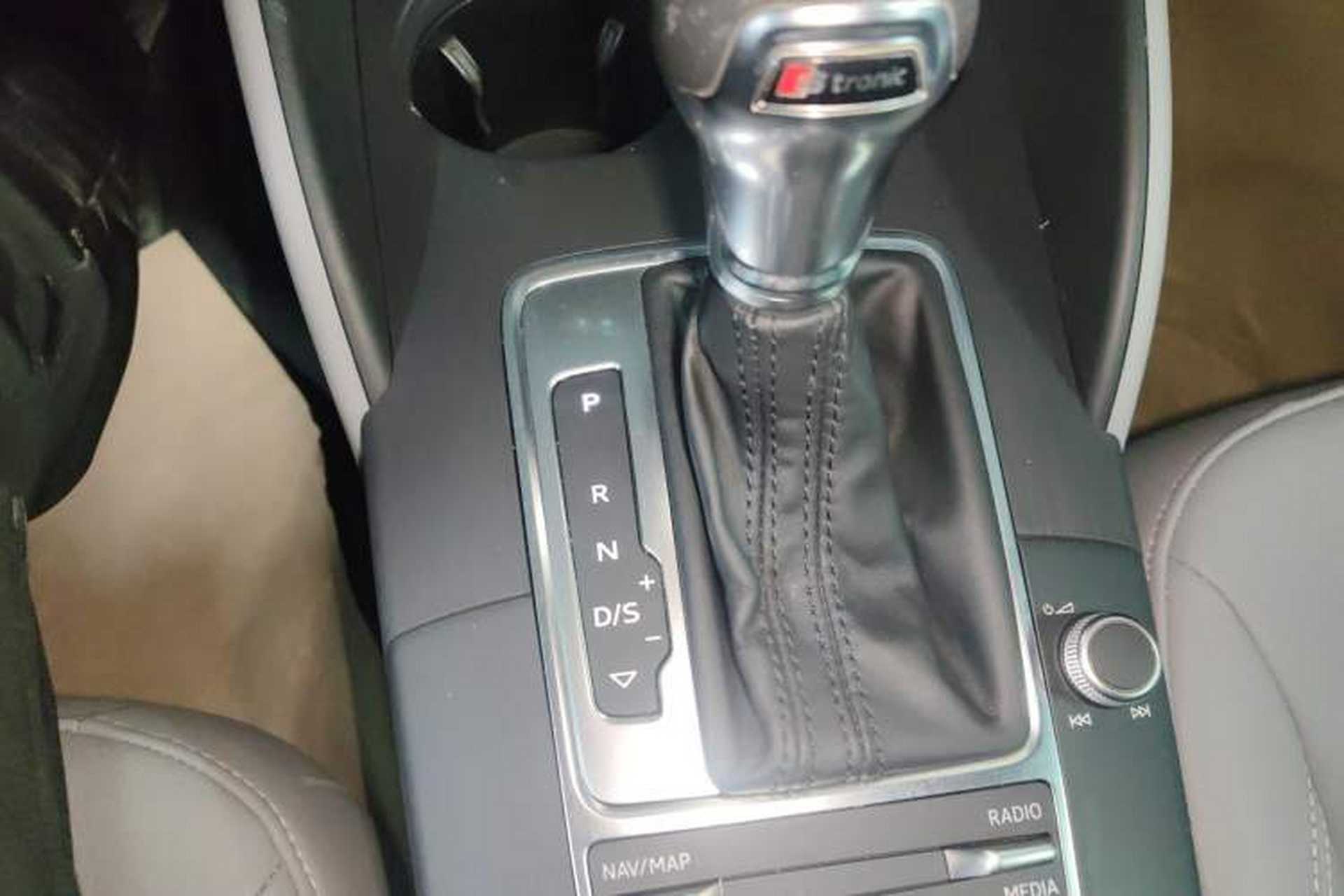 Used Audi A3 2019 Limousine 35 TFSI Fashion Edition China VI Emission Standard Gear Lever