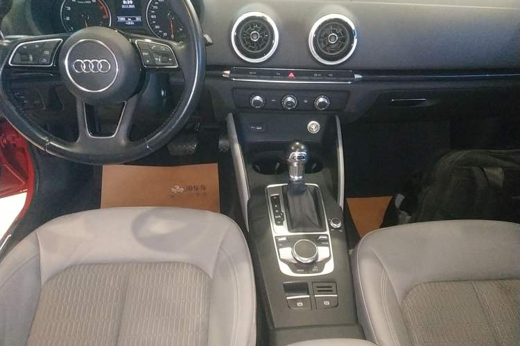 Used Audi A3 2019 Limousine 35 TFSI Fashion Edition China V standard Gear Lever