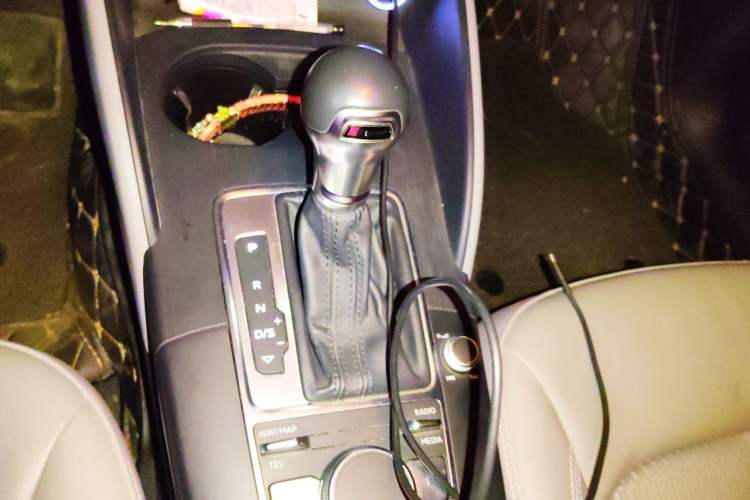 Used Audi A3 2019 Sportback 35 TFSI Fashion Edition China VI Emission Standard Gear Lever