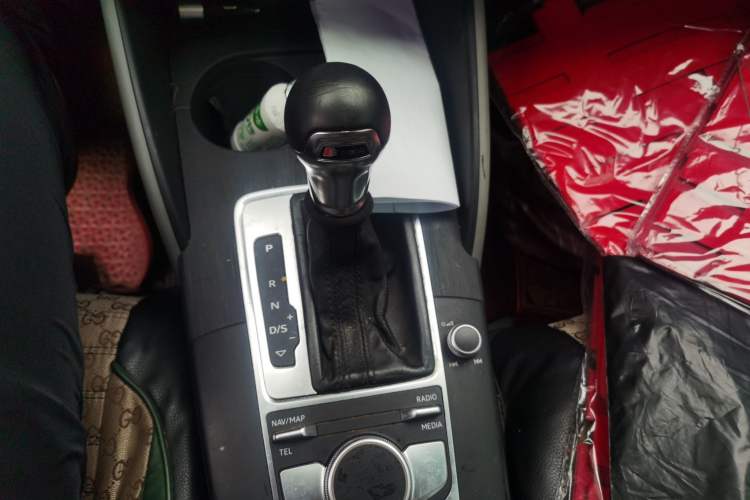 Used Audi A3 2019 Limousine 35 TFSI Fashion Edition China VI Emission Standard Gear Lever