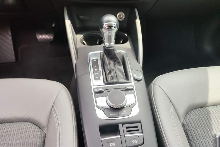 Used Audi A3 2019 Sportback 35 TFSI Fashion Edition China VI Emission Standard Gear Lever