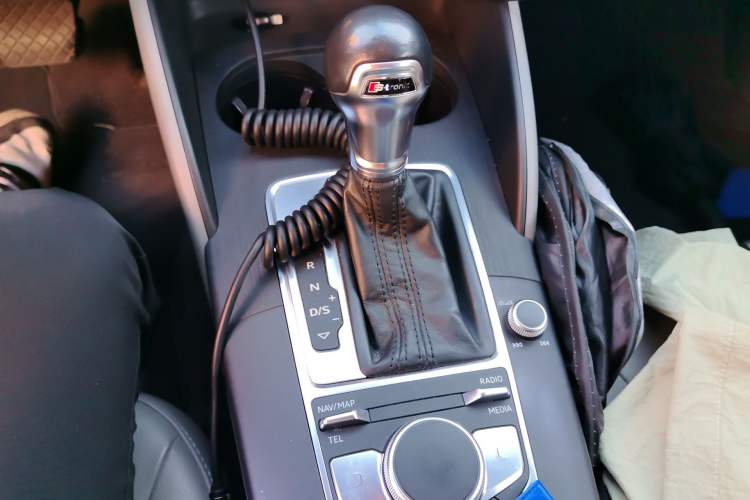 Used Audi A3 2019 Limousine 35 TFSI Fashion Edition China VI Emission Standard Gear Lever