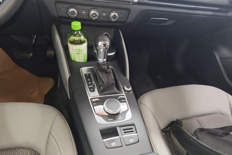 Used Audi A3 2019 Limousine 35 TFSI Fashion Edition China VI Emission Standard Gear Lever