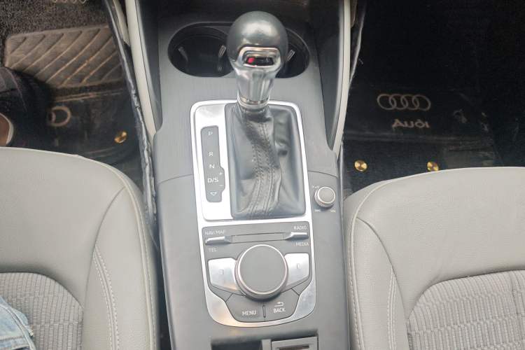 Used Audi A3 2019 Limousine 35 TFSI Fashion Edition China V standard Gear Lever