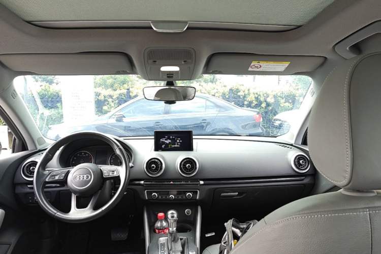 Used Audi A3 2019 Limousine 35 TFSI Fashion Edition China VI Emission Standard Headliner