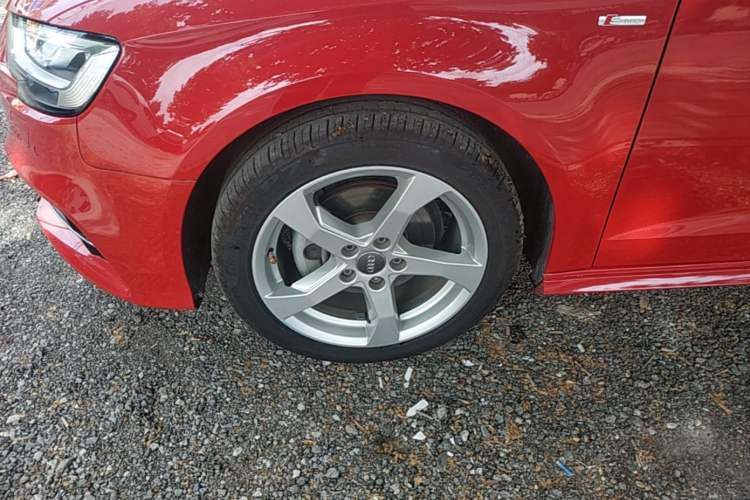 Used Audi A3 2019 Sportback 35 TFSI Fashion Edition China VI Emission Standard Left Front Wheel Hub