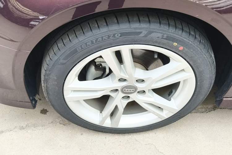 Used Audi A3 2019 Limousine 35 TFSI Fashion Edition China VI Emission Standard Left Front Wheel Hub