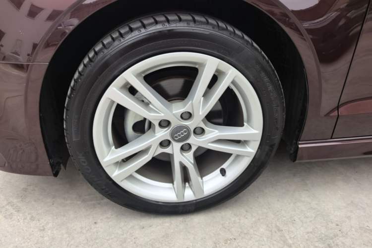 Used Audi A3 2019 Limousine 35 TFSI Fashion Edition China V standard Left Front Wheel Hub