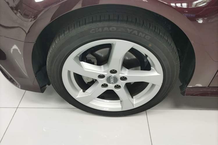 Used Audi A3 2019 Sportback 35 TFSI Fashion Edition China VI Emission Standard Left Front Wheel Hub