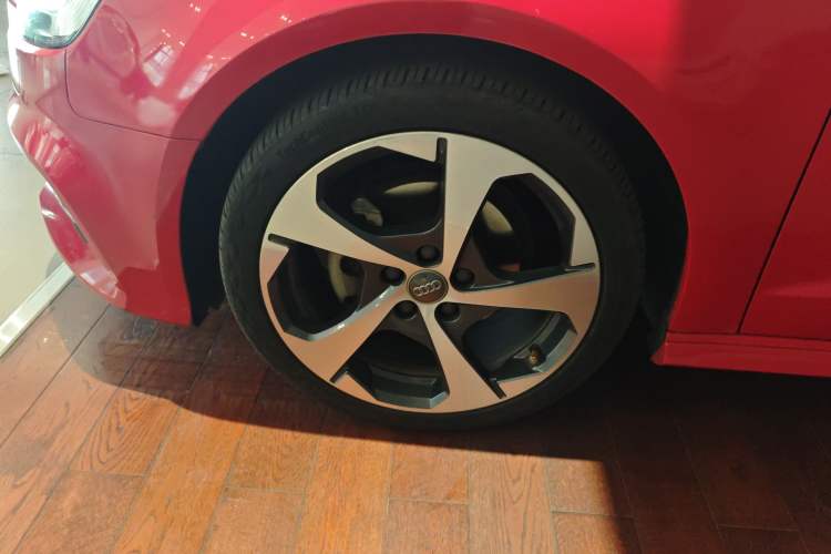 Used Audi A3 2019 Sportback 35 TFSI Sporty Version China VI Left Front Wheel Hub
