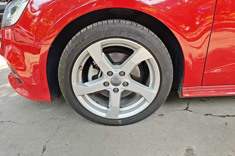 Used Audi A3 2019 Sportback 35 TFSI Fashion Edition China VI Emission Standard Left Front Wheel Hub