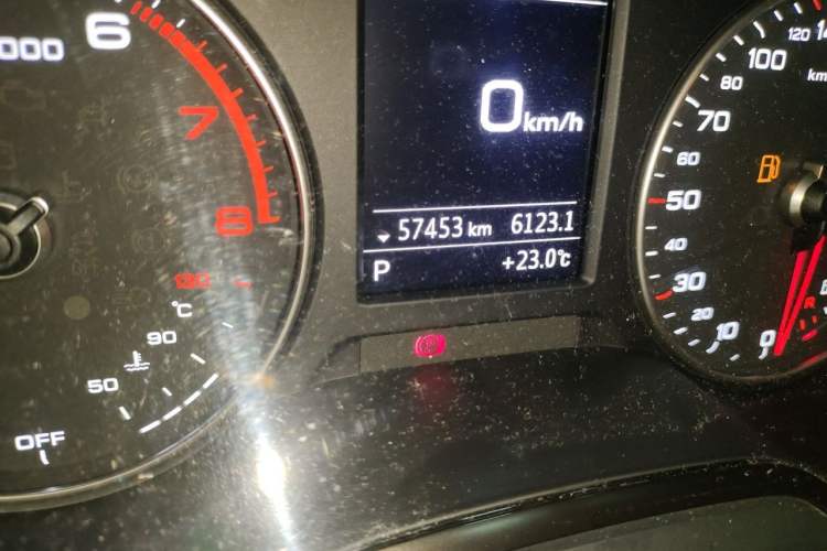 Used Audi A3 2019 Sportback 35 TFSI Fashion Edition China VI Emission Standard Odometer Close Up