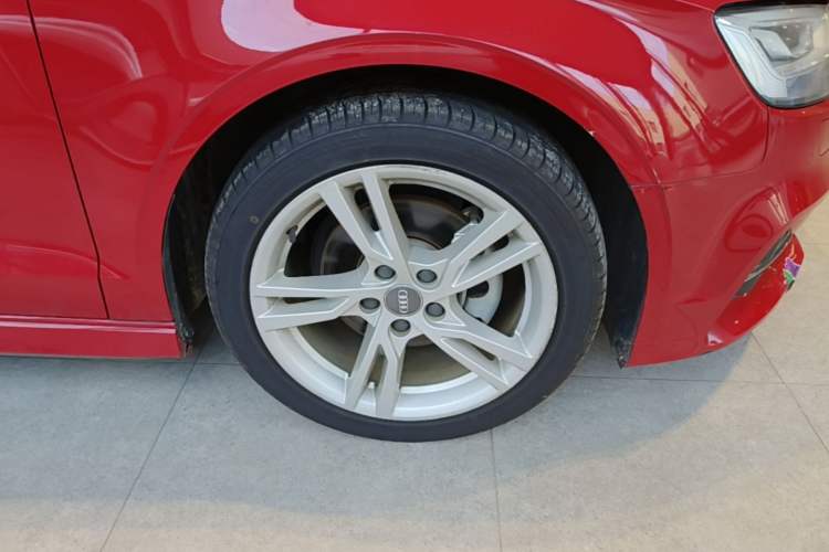 Used Audi A3 2019 Limousine 35 TFSI Fashion Edition China V standard Right Front Wheel Hub