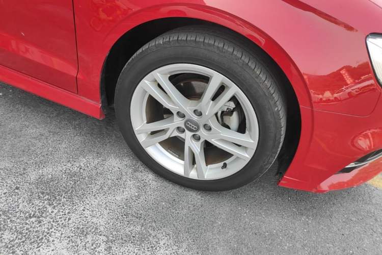 Used Audi A3 2019 Limousine 35 TFSI Fashion Edition China V standard Right Front Wheel Hub